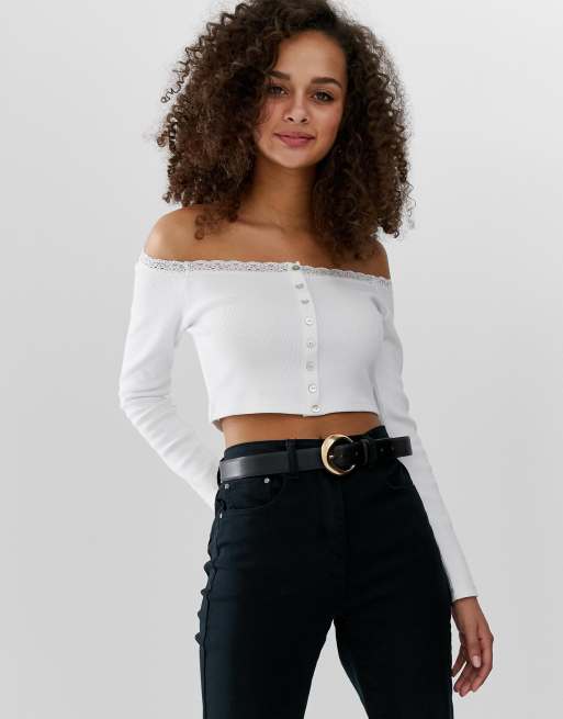 ASOS DESIGN - Top con scollo alla Bardot a maniche lunghe bianco con pizzo e bottoni sul davanti