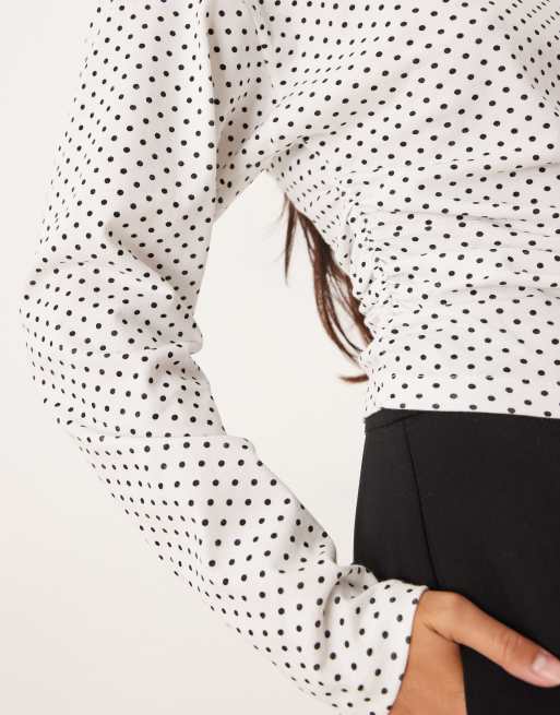 ASOS DESIGN - Top con scollo asimmetrico e vita stretta avorio a pois piccoli, 3 di 4