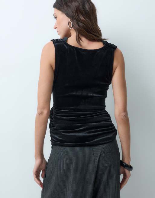 ASOS DESIGN top con scollo profondo e torsione sul davanti in velluto nero, 3 di 5