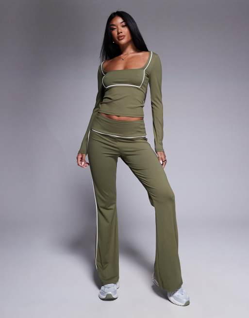 ASOS DESIGN - Top con scollo squadrato e pantaloni in poliammide color oliva con profili a contrasto in coordinato