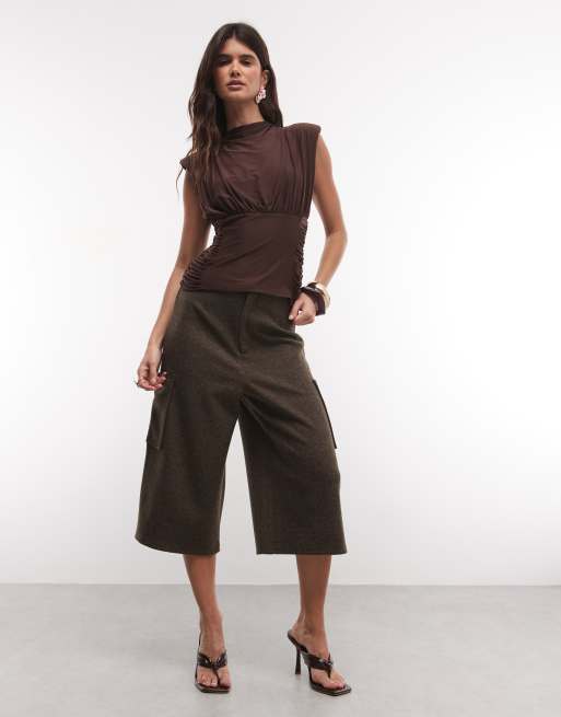 ASOS DESIGN top con vita arricciata, collo integrato e spalline imbottite in cioccolato, 2 di 4