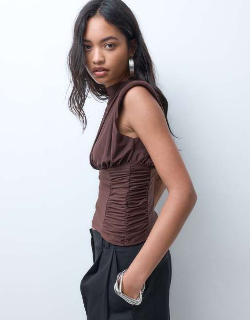ASOS DESIGN top con vita arricciata, collo integrato e spalline imbottite in cioccolato, 5 di 5