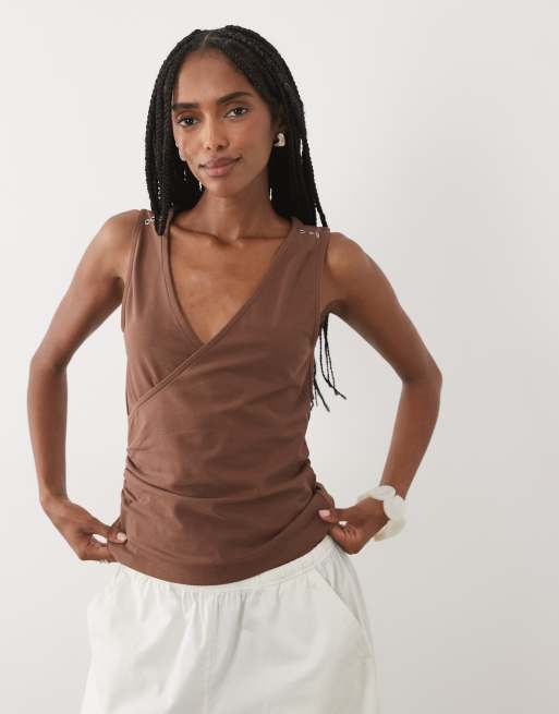 ASOS DESIGN - top cruzado fruncido sin mangas en chocolate, 2 de 4