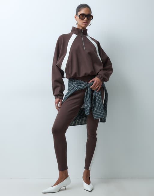 ASOS DESIGN - Top de chándal interlock con cremallera integral en marrón y crema, 2 de 4