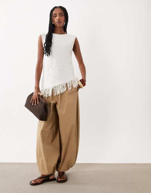 ASOS DESIGN - top de croché con flecos asimétricos en blanco, 2 de 4