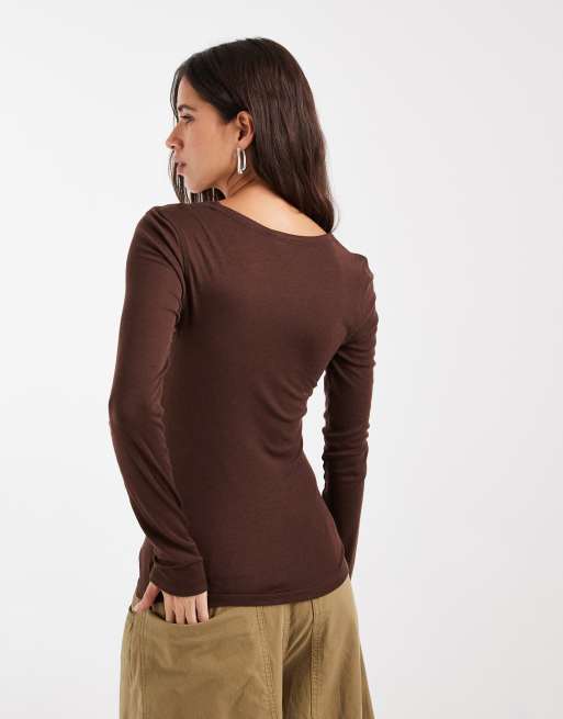 ASOS DESIGN top de manga larga con cuello ancho en chocolate, 4 de 4