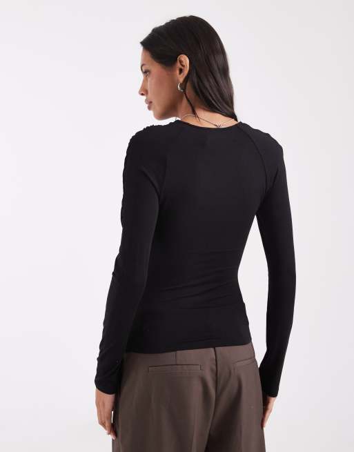 ASOS DESIGN top de manga larga con hombro drapeado cruzado en negro, 4 de 4
