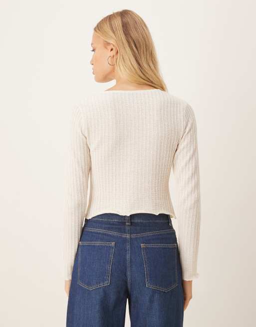 ASOS DESIGN top de manga larga con textura y cierre de botones, corte encogido, en crema, 3 de 4