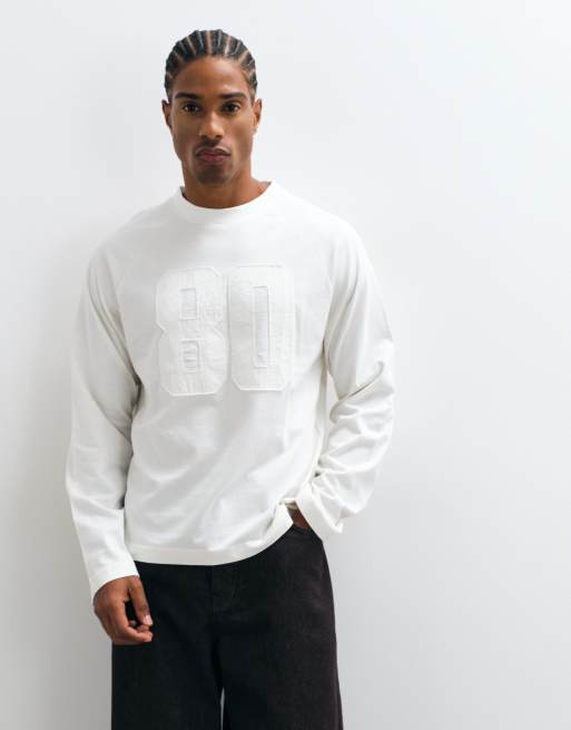 ASOS DESIGN top de manga larga de corte boxy extragrande con estampado universitario 80 en crema, 4 de 5