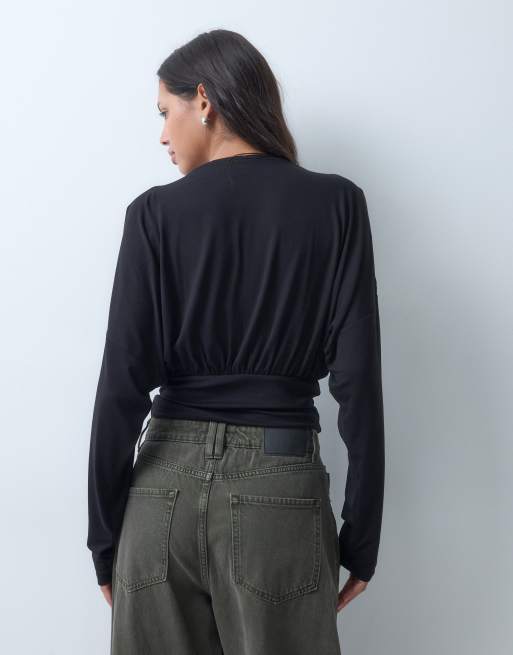 ASOS DESIGN top de manga larga multiposición con botones en negro, 4 de 8