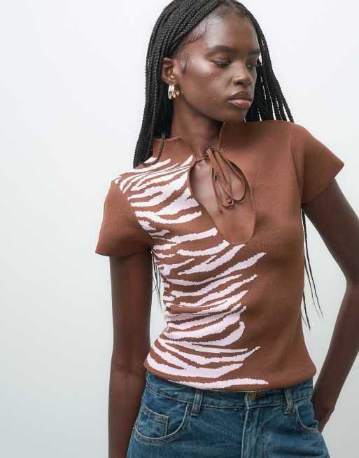 ASOS DESIGN - top de punto con estampado de cebra y escote con abertura en burdeos, 2 de 4