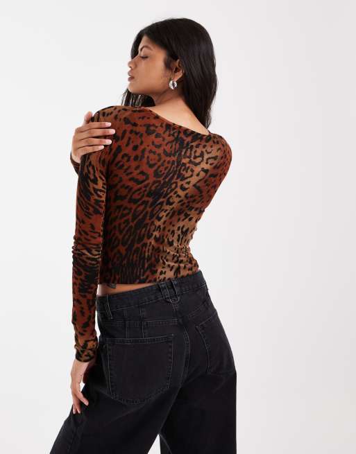 ASOS DESIGN - top de punto semitransparente de tacto suave con fruncido lateral en leopardo oscuro, 4 de 4