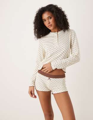 ASOS DESIGN - Top de pyjama à pois avec manches longues à assortir - Crème et marron-Blanc