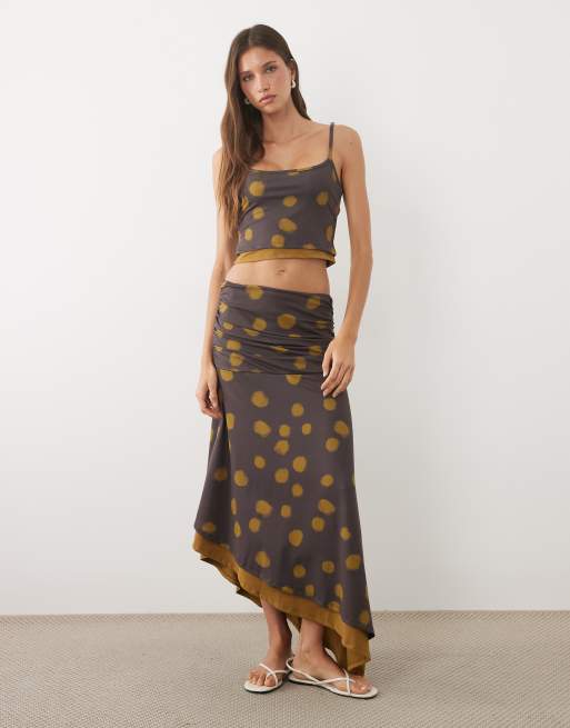 ASOS DESIGN - Top de tirantes de doble capa de conjunto con estampado de lunares marrón, 2 de 4