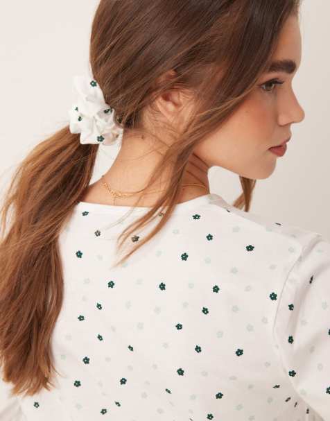 ASOS DESIGN - Top del pigiama a maniche lunghe mix & match verde a fiorellini con scollo serafino ed elastico per capelli - view 1