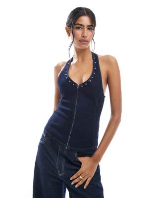 ASOS DESIGN - Top d'ensemble en jean à encolure américaine cloutée avec fermeture éclair sur le devant - Indigo-Bleu