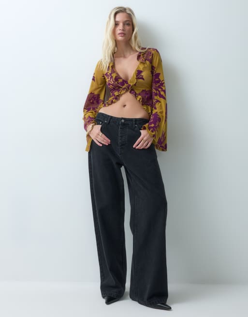 ASOS DESIGN top devoré con maniche svasate e dettaglio volant in ocra, 1 di 5