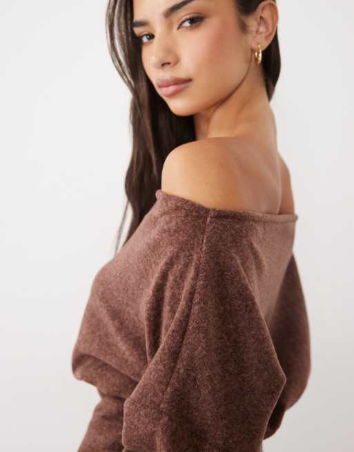 ASOS DESIGN top d'intérieur à coordonner en polaire légère à épaules nues couleur chocolat, 4 de 4