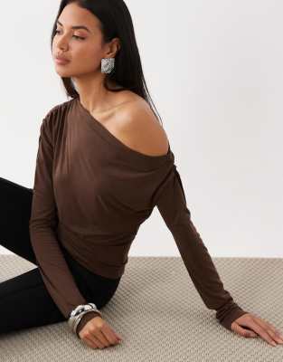 Top doux au toucher effet drapé avec taille cintrée et épaule dénudée - Chocolat-Brown L