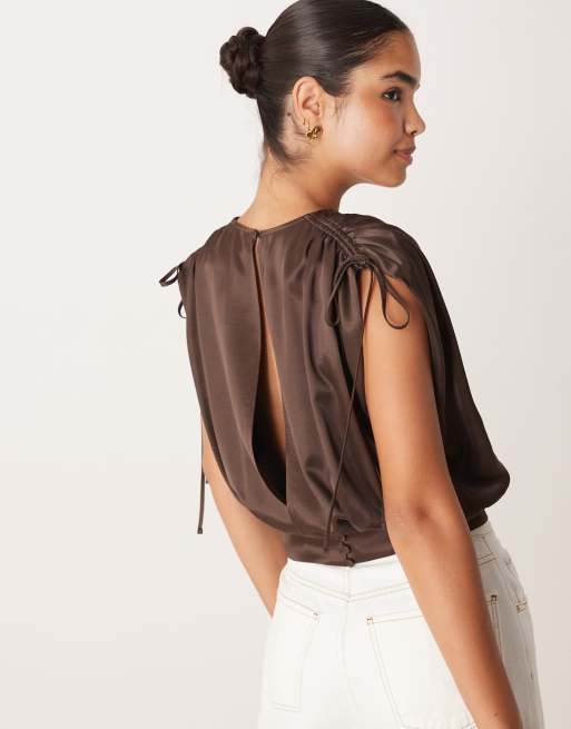 ASOS DESIGN - Top drapé en satin avec épaules froncées - Moka, 4 de 4