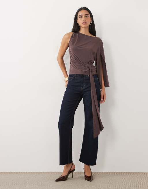 ASOS DESIGN - top drapeado con fajín asimétrico en rasin, 2 de 4