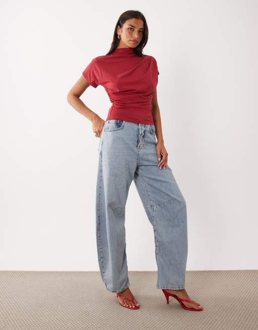 ASOS DESIGN - Top drapeado con hombro retorcido en rojo oscuro, 3 de 4