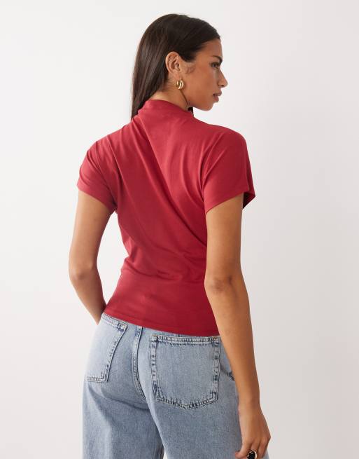 ASOS DESIGN - Top drapeado con hombro retorcido en rojo oscuro, 4 de 4
