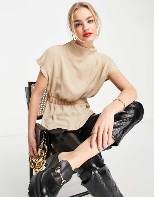 ASOS DESIGN - Top drappeggiato a collo alto con elastico in vita e fondo a peplo color caramello 