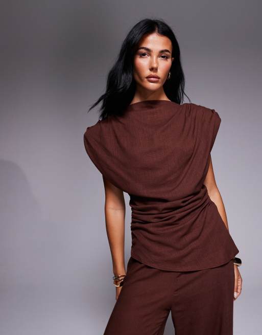 ASOS DESIGN - Top drappeggiato in lino marrone con spalle imbottite in coordinato