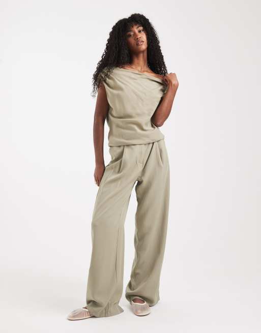 ASOS DESIGN - Top drappeggiato in lyocell color kaki con spalle scoperte, 3 di 4