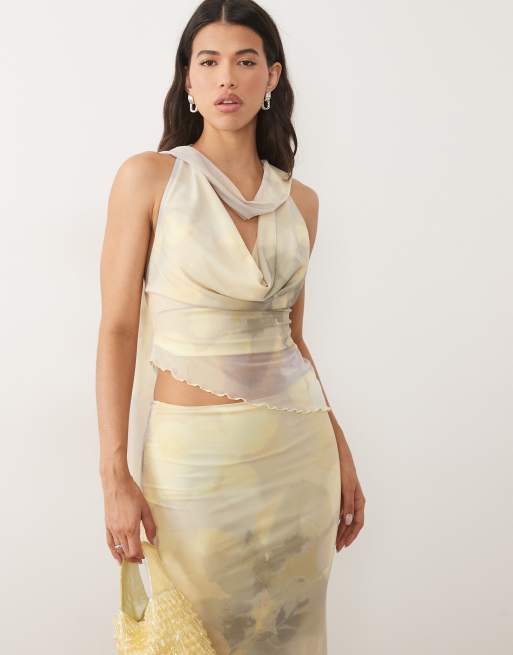 ASOS DESIGN - Coordinato in rete a fiori sfocati con top drappeggiato con scollo ad anello e gonna lunga, 3 di 3
