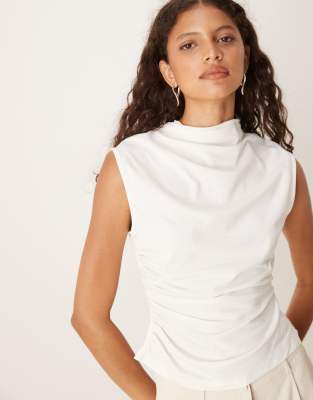ASOS DESIGN - Top effet drapé à manches courtes et col montant - Ivoire
