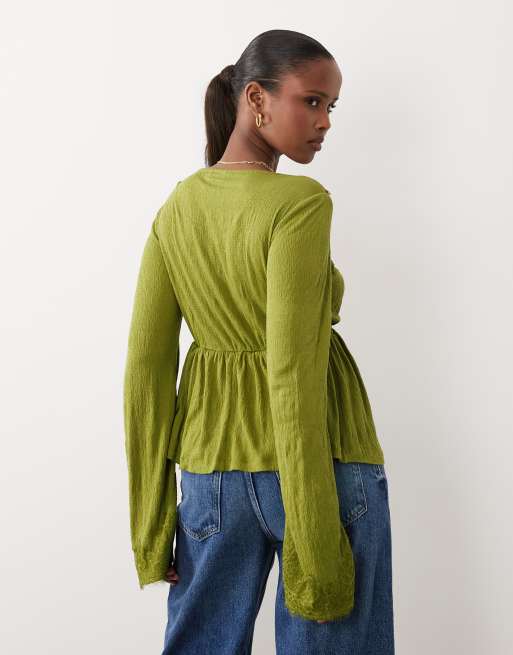 ASOS DESIGN - Top effet froissé à manches évasées avec décolleté plongeant et bordures dentelle - Vert, 4 de 4