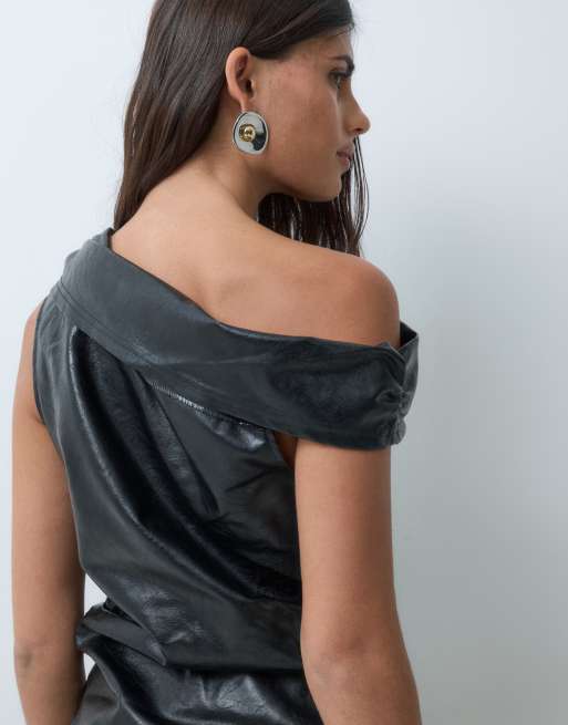 ASOS DESIGN top effetto pelle con vita stretta e scollo asimmetrico nero, 4 di 5