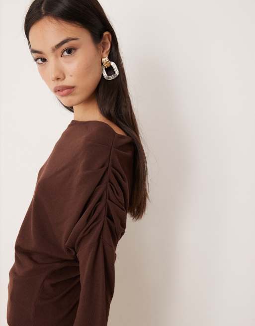 ASOS DESIGN - Top en aspect maille avec manches longues et épaule tombante - Marron, 3 de 4