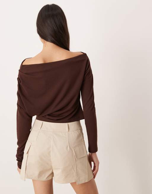 ASOS DESIGN - Top en aspect maille avec manches longues et épaule tombante - Marron, 4 de 4