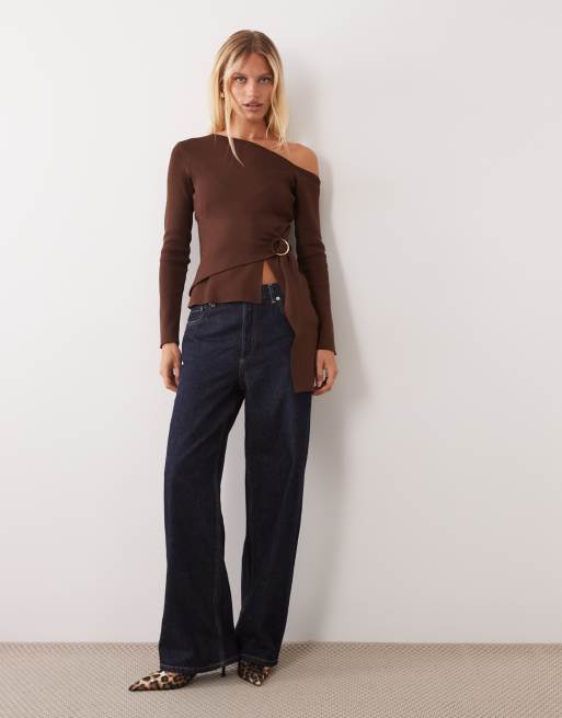 ASOS DESIGN top en maille compacte à épaules dénudées asymétrique drapé marron chocolat, 2 de 4