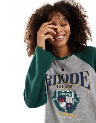ASOS DESIGN - Top en tissu gaufré à manches raglan et imprimé Rhode Island - Gris chiné