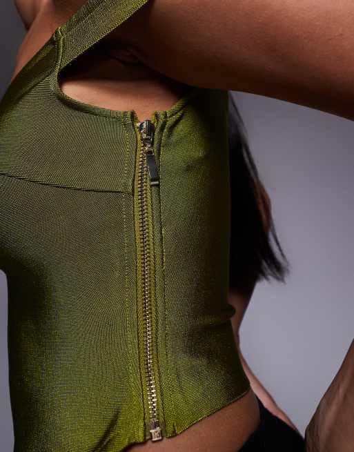 ASOS DESIGN - Top fasciante verde con bordo asimmetrico con spalle scoperte, 2 di 4