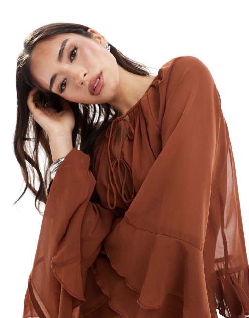 ASOS DESIGN - Top fluide en viscose mélangé avec manches volantées et encolure nouée - Marron, 2 de 4