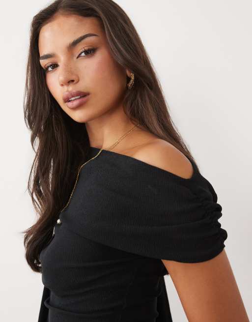 ASOS DESIGN top fluido asimétrico con ribete de encaje en oliva, 3 de 4