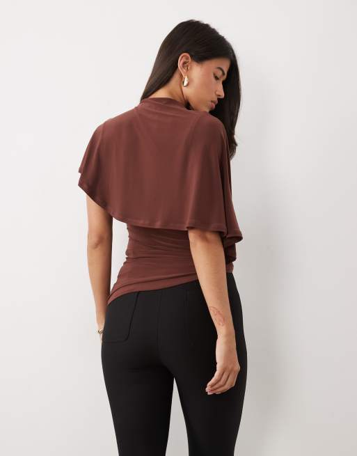 ASOS DESIGN top fluido con detalle de drapeado asimétrico y nudo en chocolate, 3 de 4