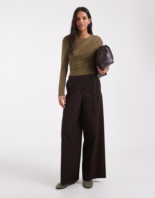 ASOS DESIGN top fluido con hombro cruzado y manga larga en caqui, 3 de 4