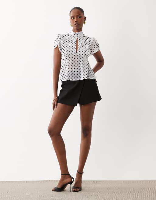 ASOS DESIGN - Top fluido in tessuto a rete monocromatico a pois con maniche con volant e allacciatura sul retro, 2 di 4