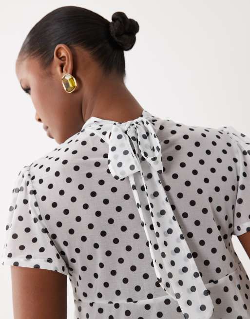 ASOS DESIGN - Top fluido in tessuto a rete monocromatico a pois con maniche con volant e allacciatura sul retro, 3 di 4