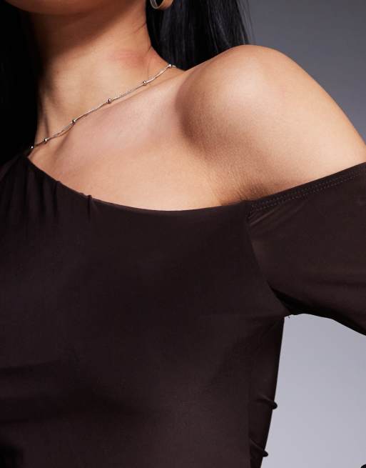 ASOS DESIGN - Top froncé asymétrique coupe près du corps à manches évasées - Marron, 3 de 4