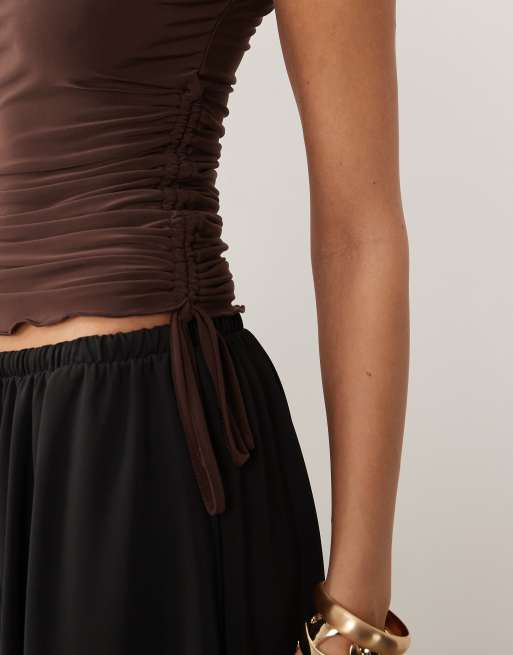 ASOS DESIGN - Top froncé près du corps à mancherons et bords ondulés - Marron, 3 de 4