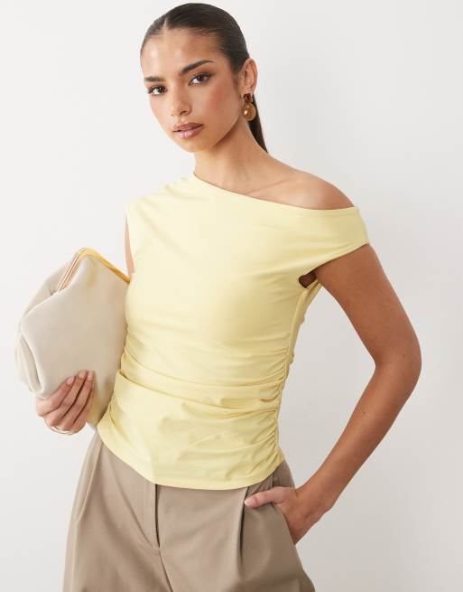 ASOS DESIGN - Top giallo con dettaglio arricciato e spalla scoperta