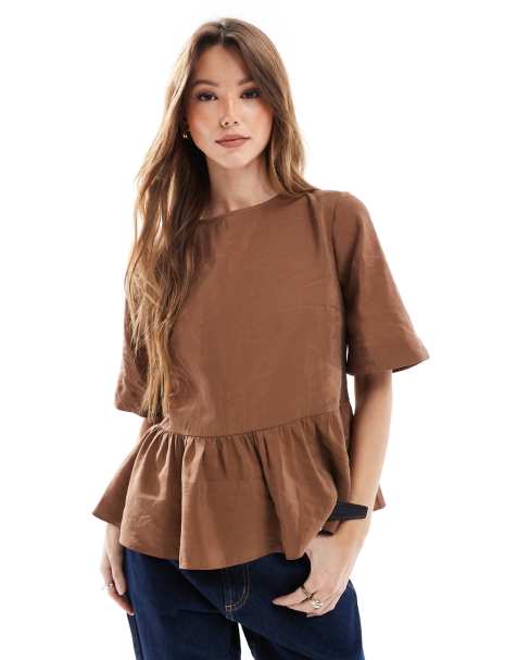 ASOS DESIGN - Top grembiule in tessuto cupro marrone con laccio sul retro - view 1