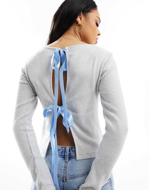 ASOS DESIGN - Top grigio con fiocchi in raso sul retro